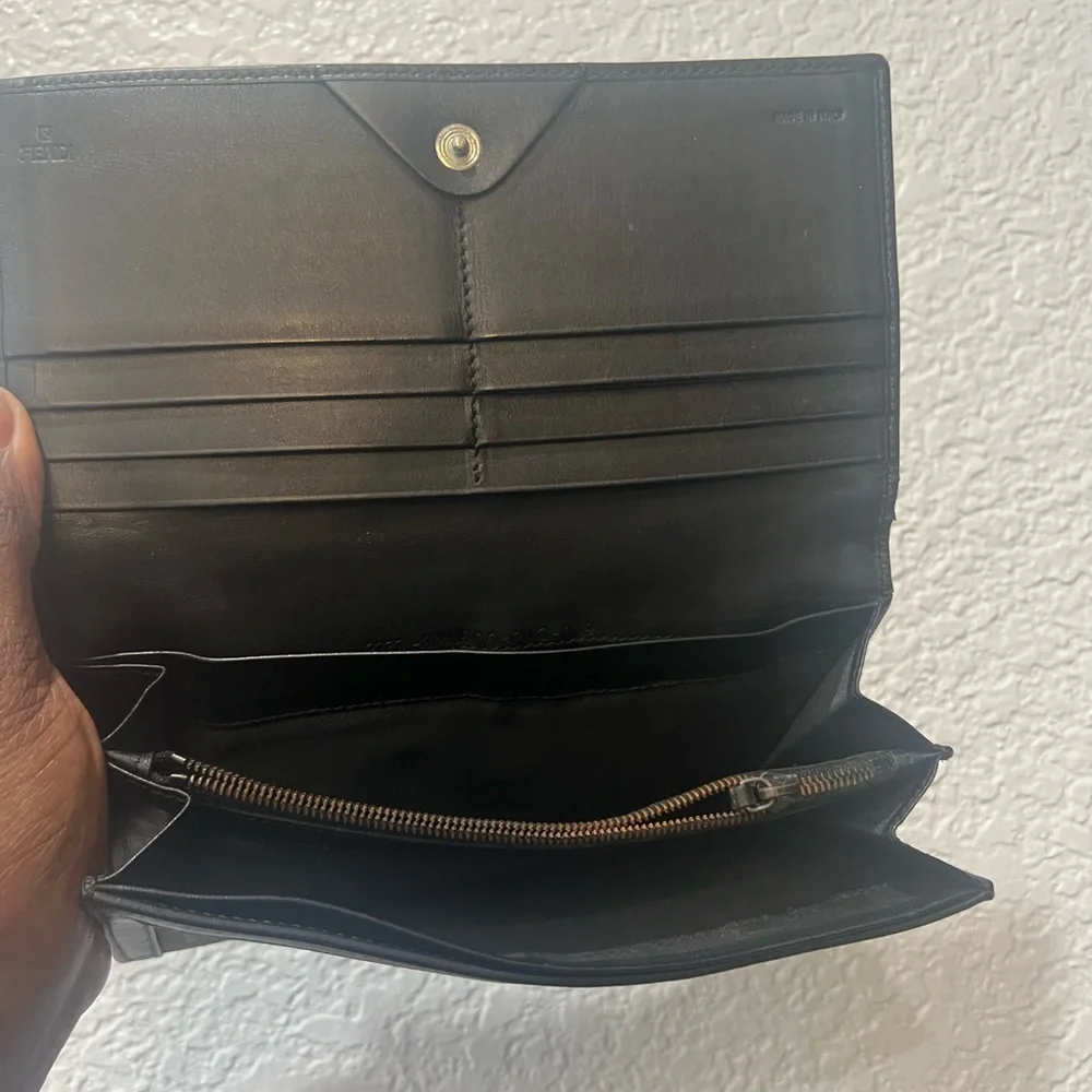 Sold ‼️‼️‼️‼️
Authentic vintage Fendi continental wallet! - Picture 10 of 13